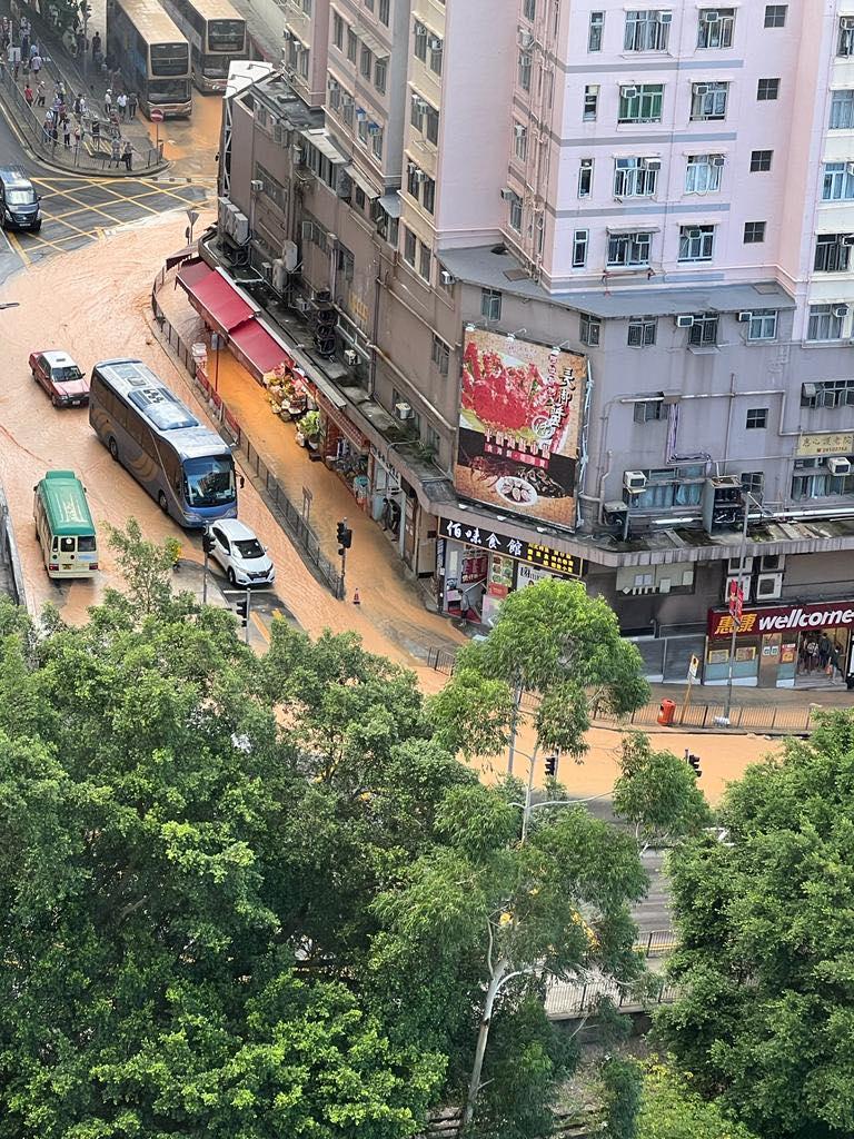 葵涌石蔭路爆水管