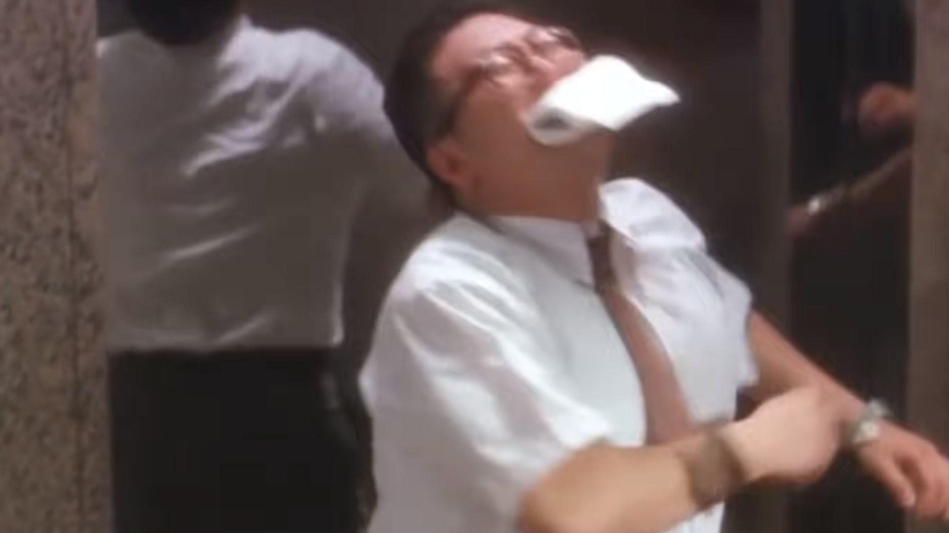 南韓有一名女子走入無人看管的店舖內大便。(《食神》截圖)