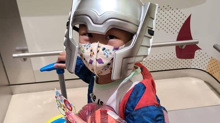 小鐵漢以「雷神」裝扮迎戰今心導管手術　媽媽報捷：一切順利