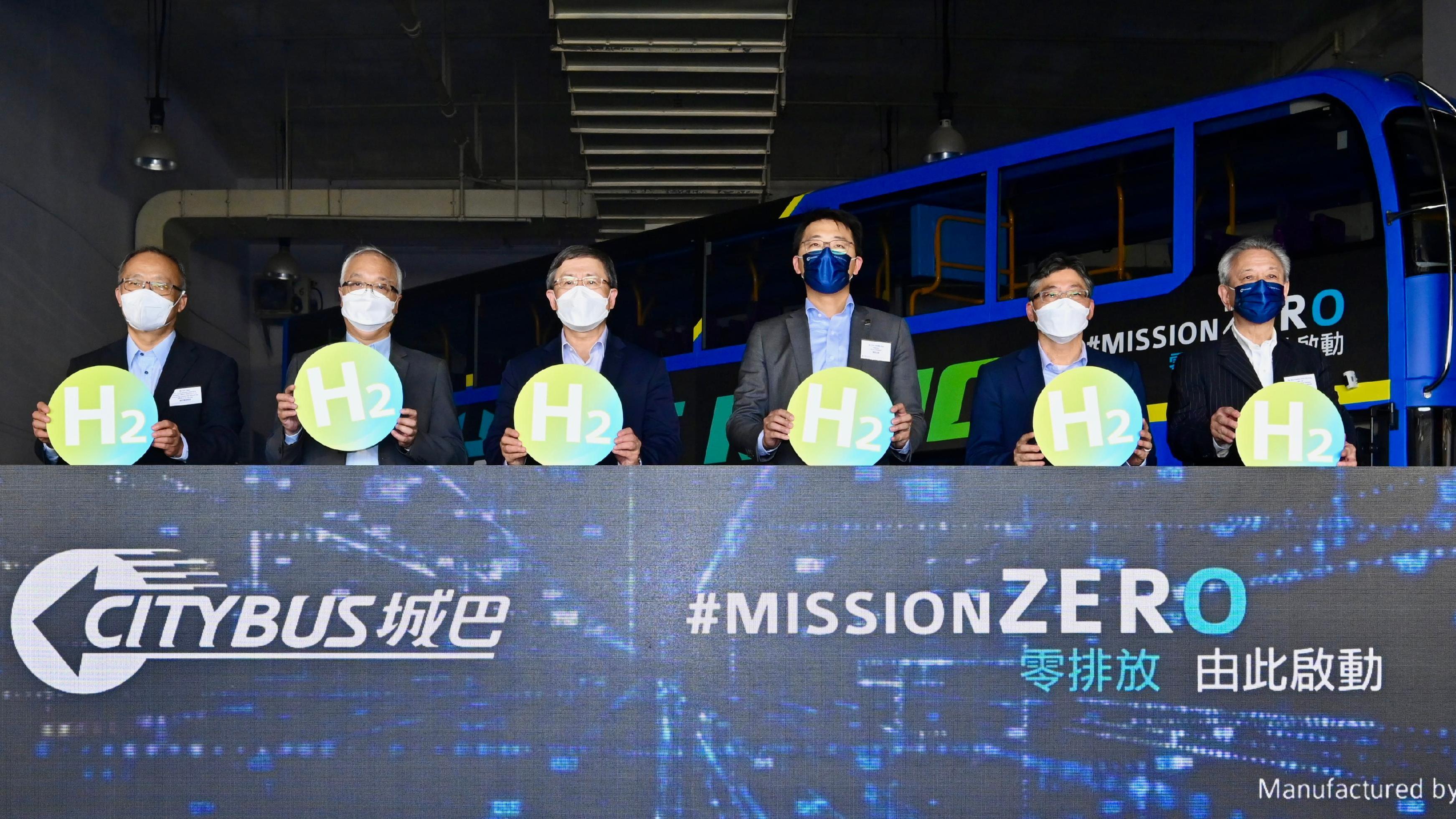 城巴引入全港首架三軸雙層氫能巴士  明年引入續航力逾400公里量產車款