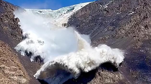 大幅冰層從山上塌下來。(互聯網)