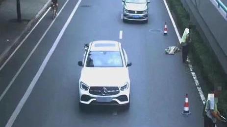 這位乘客伸頭出窗，太危險了！(互聯網)