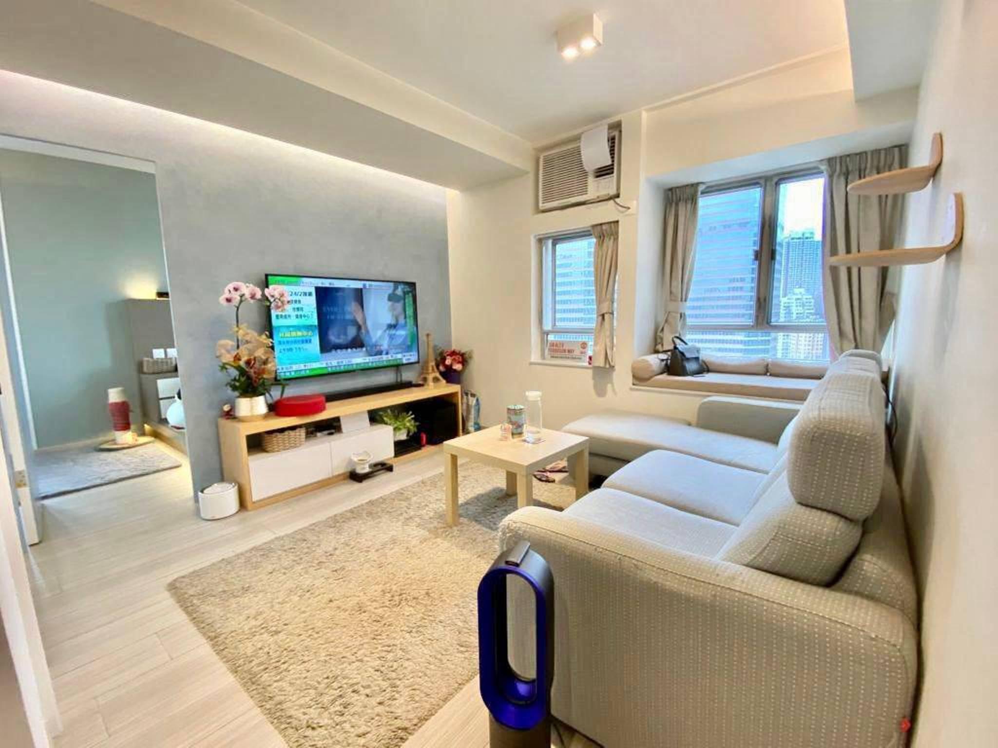 以杏色為主調的客廳，裝修和布置富有日系感覺，新淨舒服，新買家可節省不少裝修費。