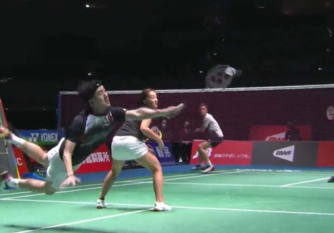鄧俊文的飛身救球未能成功，與謝影雪在混雙八強止步。(影片截圖)