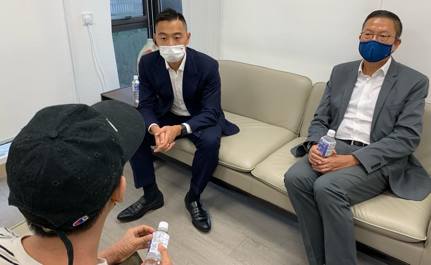 港區省級政協委員聯誼會施榮懷會長（右）及香港政協青年聯會鄧灝康主席（左）於8月30日與其中一名獲「同心圓計劃」協助的青年行仔（化名，背向鏡頭者）會面，行仔感謝在懲教署及「同心圓計劃」協助下讓他有工作機會，重回正軌。