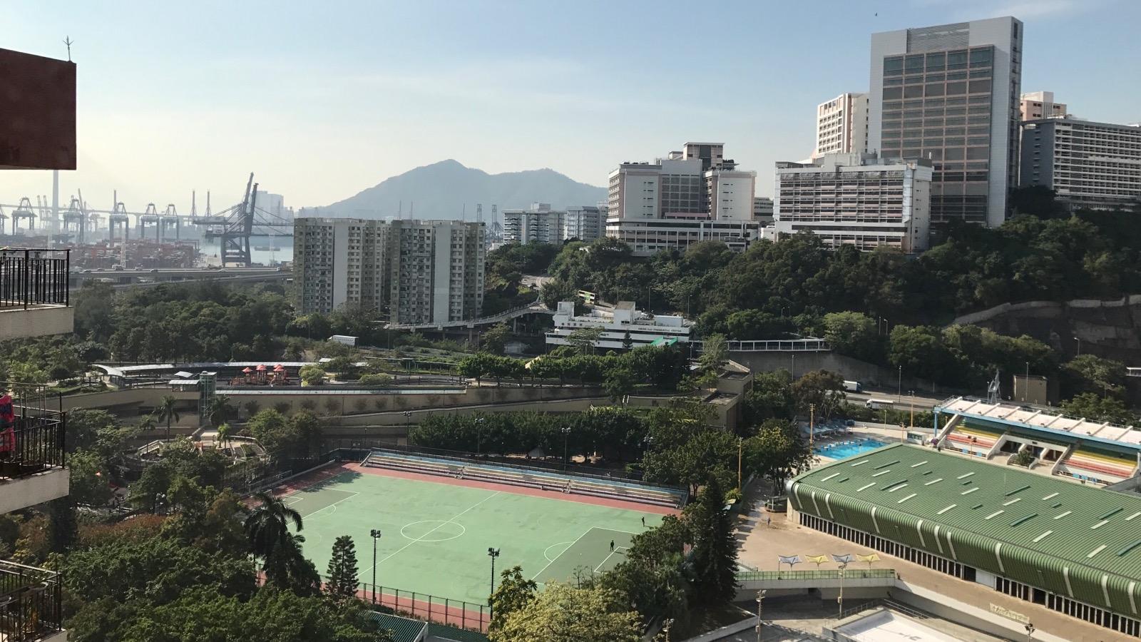 單位屬單邊位置，大廳和睡房均望公園及泳池景，並遠眺昂船洲大橋，清靜開揚。