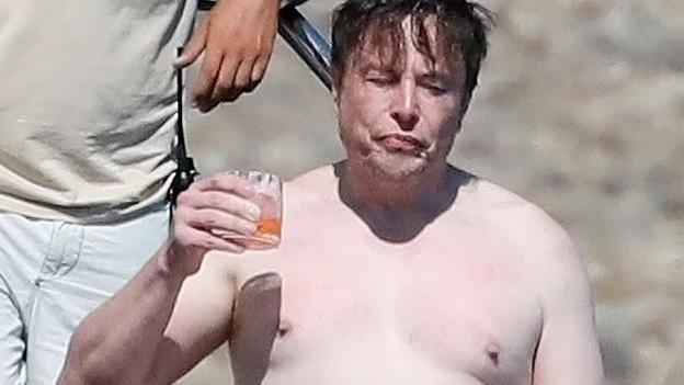 馬斯克早前被拍到赤膊遊船河，成為網上熱話。(互聯網)