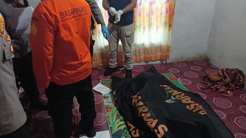 救援人員把少年遺體送回家。(互聯網)