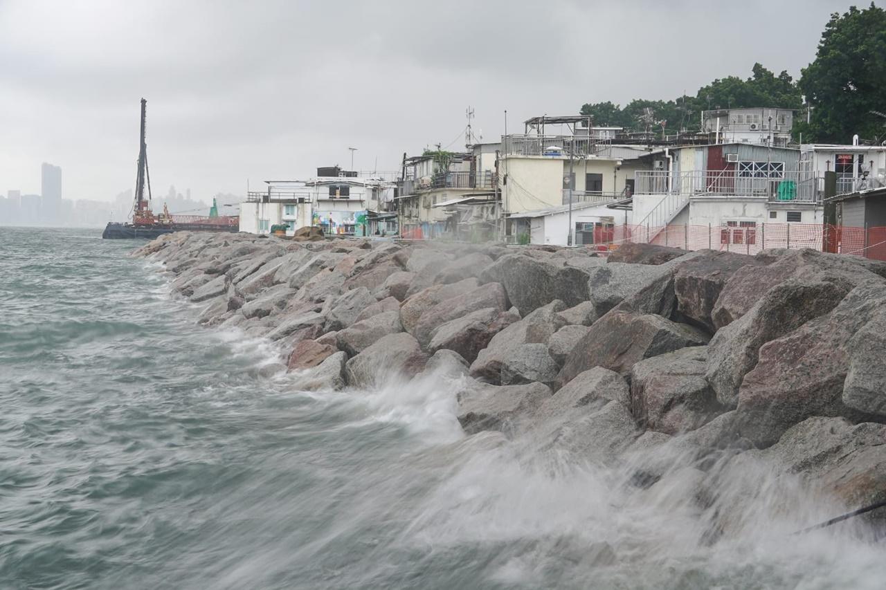 3號風球至少維持至中午，幼稚園及特殊學校今日停課。(李睿哲攝)