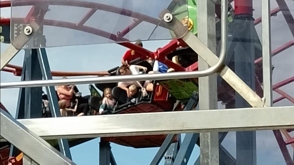 過山車離地6米傾側逾70度突然故障，19人驚心90分鐘。(Twitter)