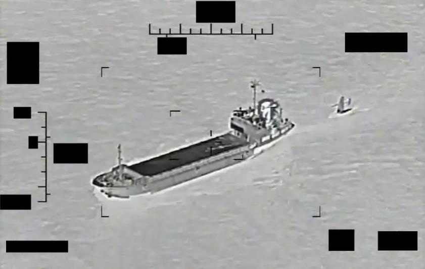 美國指控伊朗革命衛隊試圖拖走無人艦艇。(網上圖片)