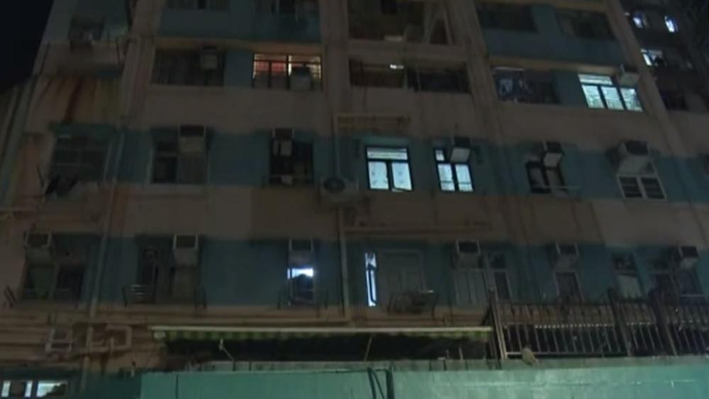 以為掃毒男女跳樓逃走，警揭製毒工場拘3人。(電視截圖)