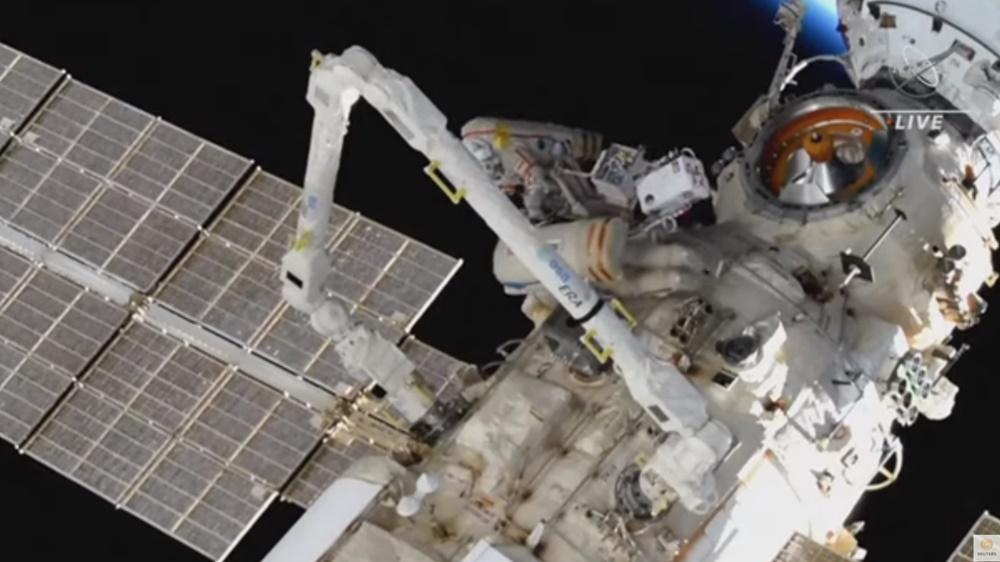 太空衣電池問題，國際太空站提前結束太空漫步任務。(YouTube)