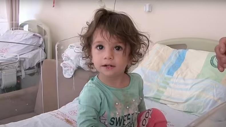 土耳其2歲女童與蛇玩被咬，竟將蛇咬死報仇。(網上圖片)