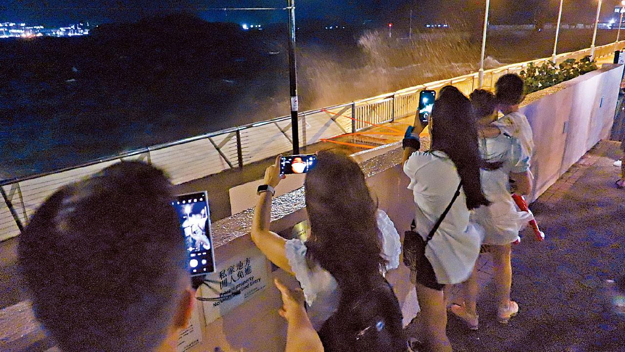 馬鞍掠港 掛8號波 風暴潮天文漲潮夾擊