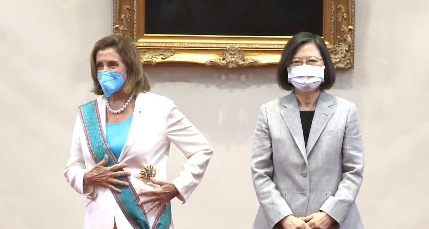 蔡英文頒授「特種大綬卿雲勳章」予佩洛西。(蔡英文fb截圖)