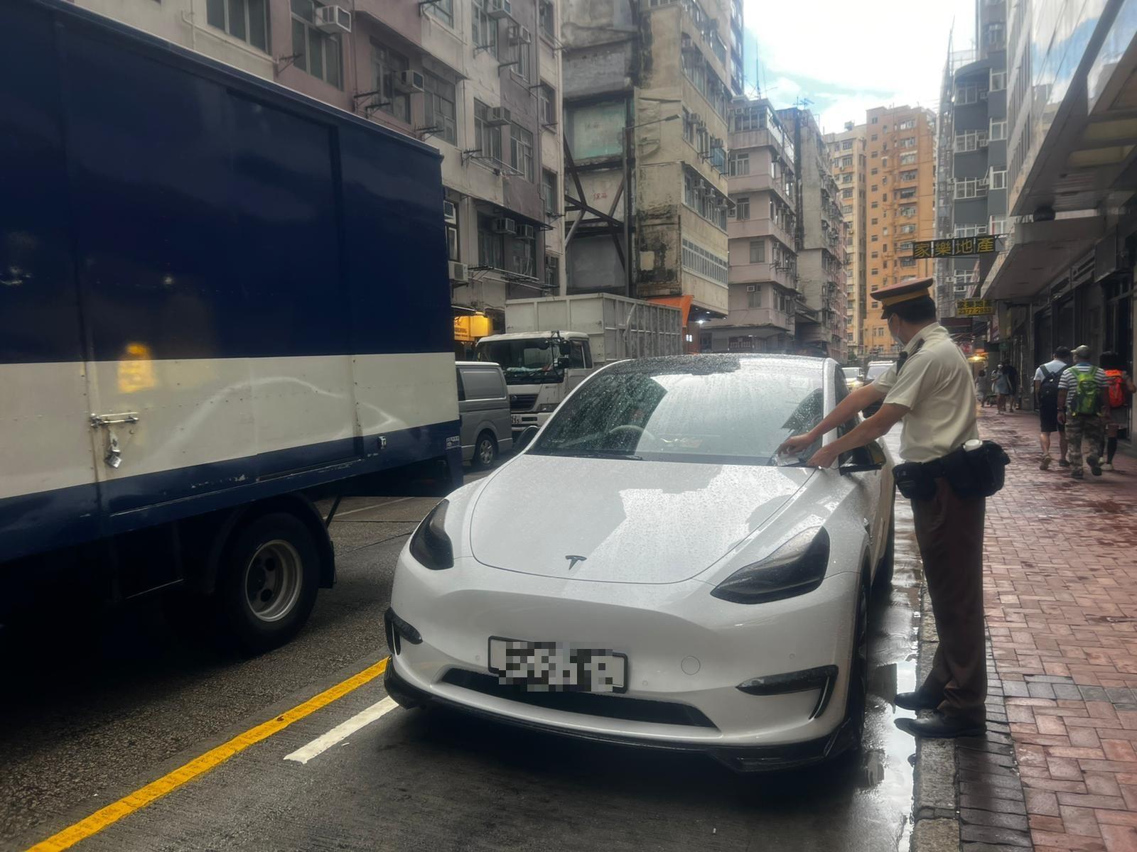 油尖警區打擊違泊，首7個月發逾12.5萬張牛肉乾。(警方圖片)