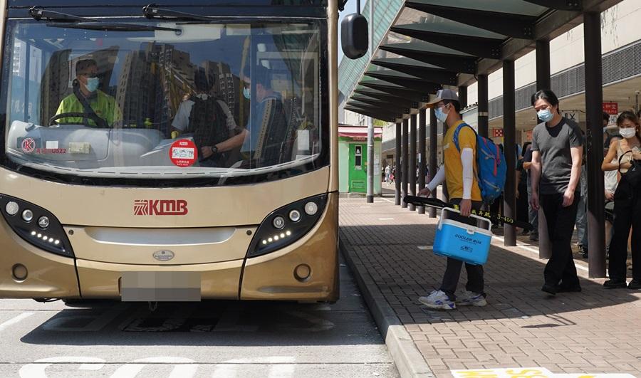 九巴延續月票買三送一優惠，兼免費搭龍運。(資料圖片)