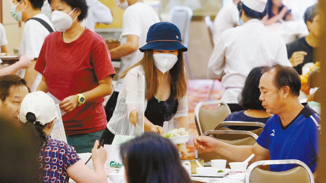 確診升得快 單日近萬宗 酒樓怨「出示快測」趕客  陳國基：疫情回落會放寬