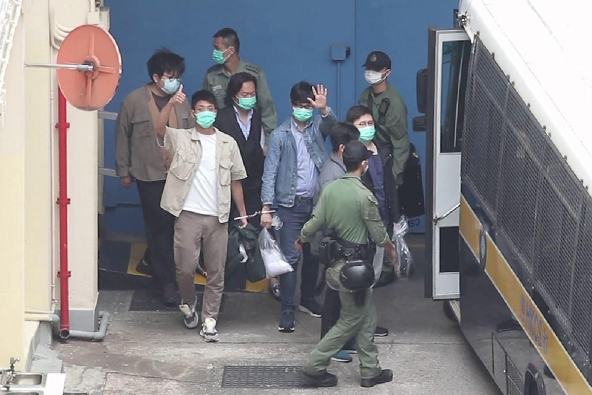 民主派「35+初選」案，據了解律政司指示審訊毋須設陪審團；圖為案件部分被告從收押所往提堂。(資料圖片)