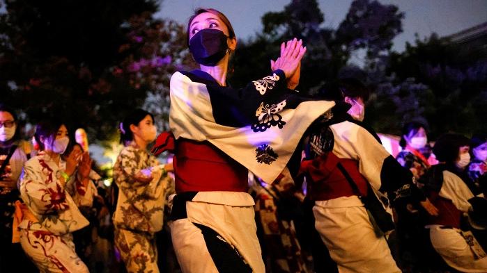 日本盂蘭盆節活動成為傳播途徑。(路透社)