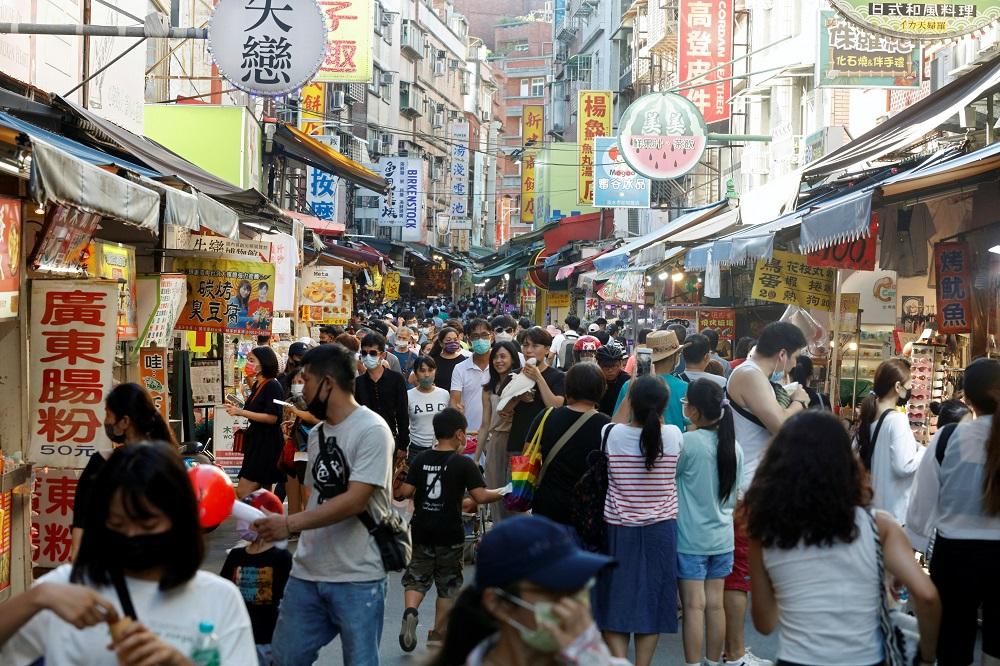 最新一份台灣問題白皮書承諾，和平統一後實行「一國兩制」，會充分尊重台灣人的社會制度和生活方式等。圖為新北淡水街頭。(路透社)