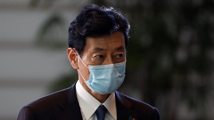 日本經濟產業大臣西村康稔參拜靖國神社。(路透社)