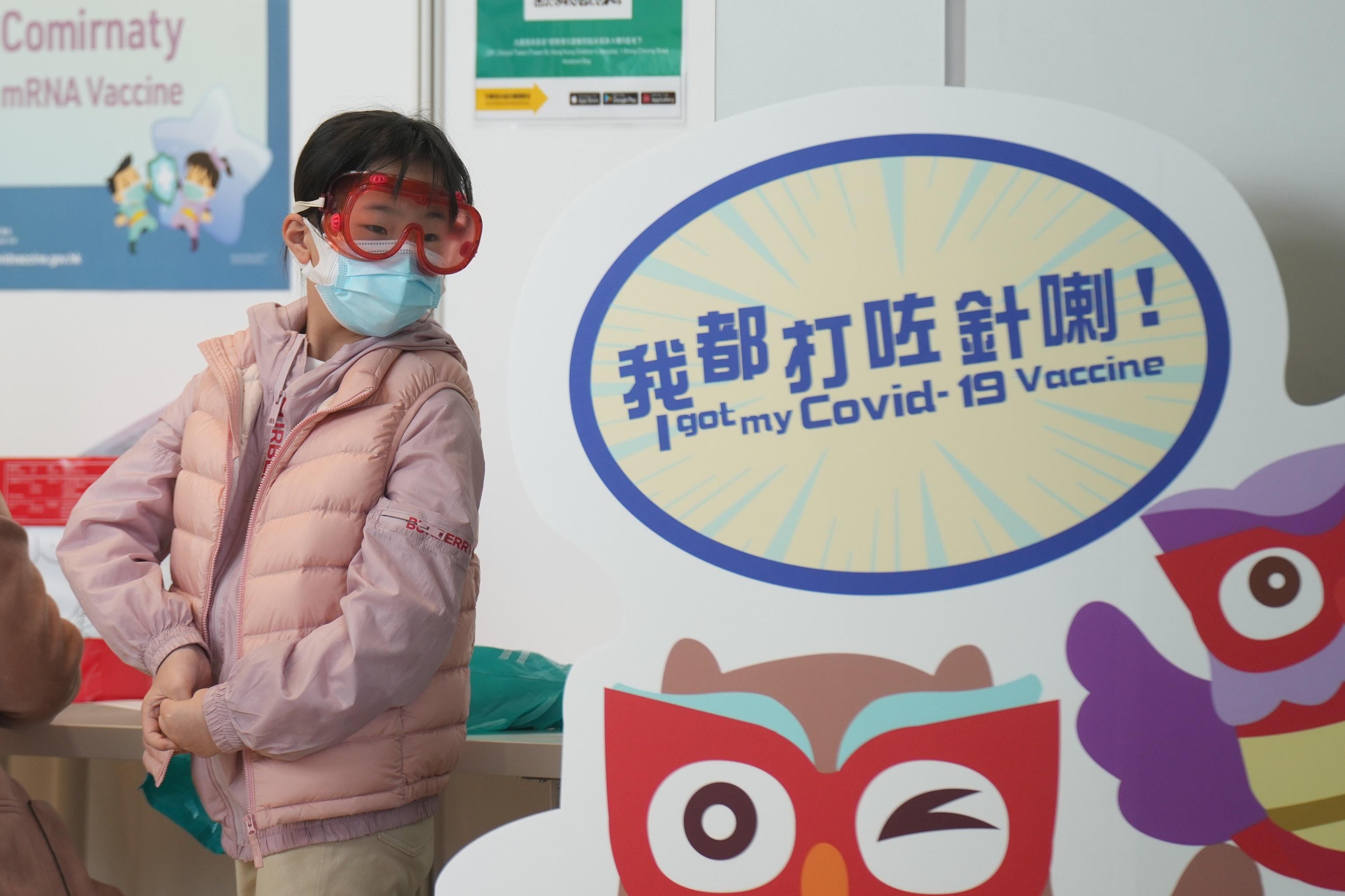 疫情｜多個兒科醫學會聲明過敏非打針禁忌　觀察時間可減至15分鐘