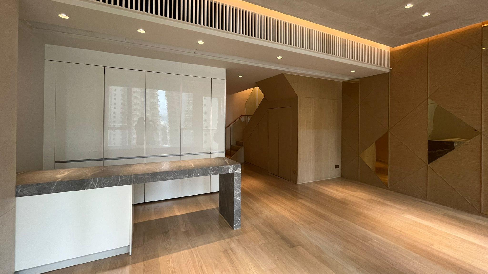 單位下層是闊落的大廳和開放式廚房。