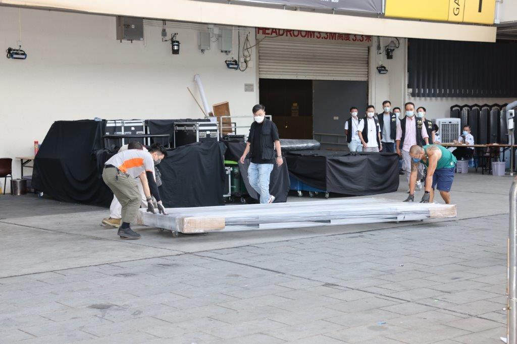 警方檢走MIRROR演唱會螢幕支架及螺絲。