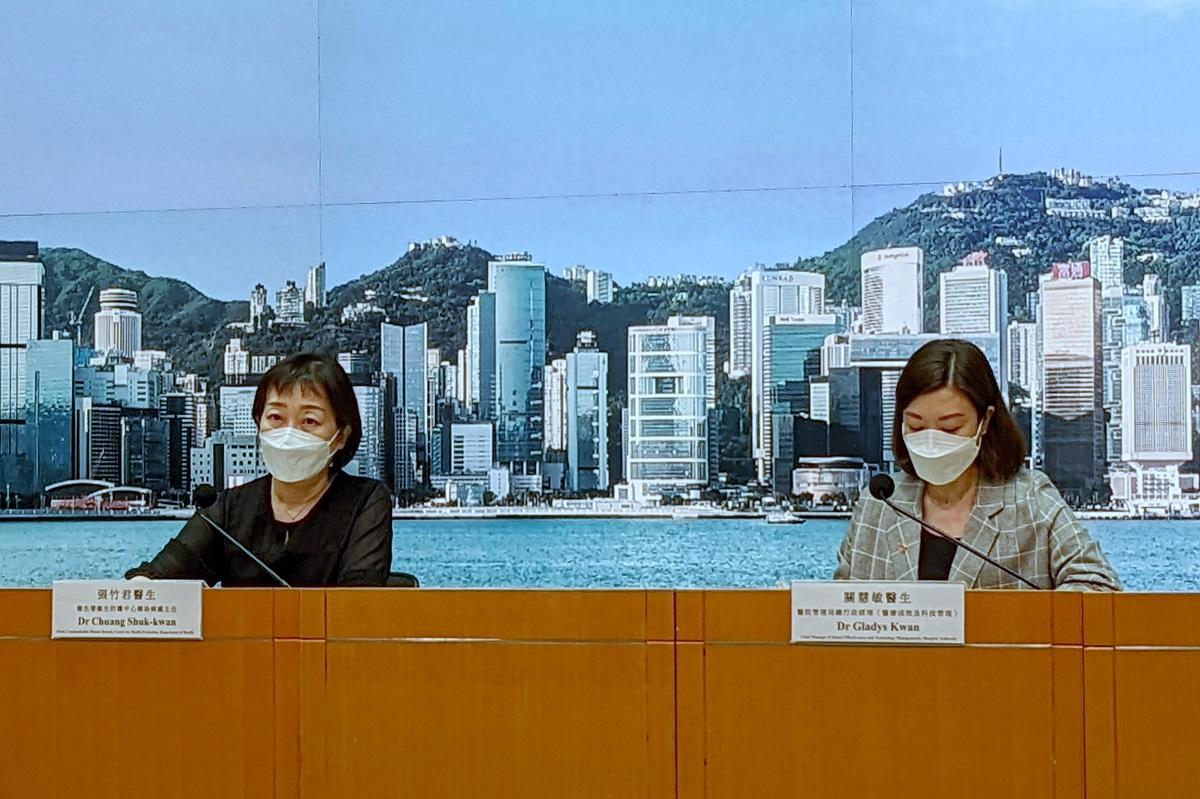 衞生防護中心傳染病處主任張竹君(左)和醫管局總行政經理關慧敏(右)出席新型肺炎疫情記者會。(羅庸軒攝)