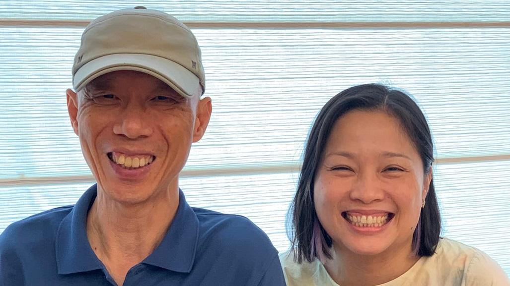 黃錦星(左)看電影後，與羅惠儀(右)一同品嘗荔枝窩咖啡。(黃錦星FB)