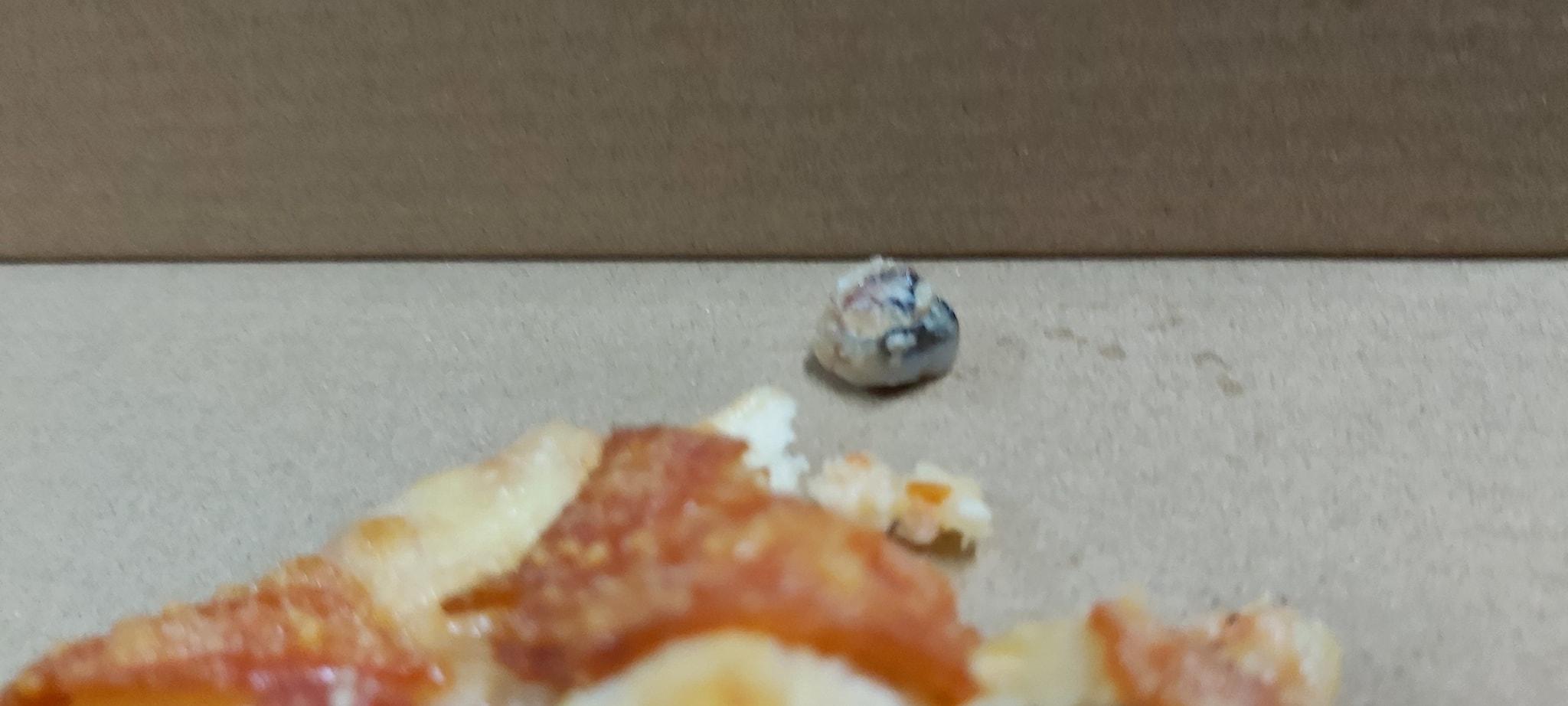 網上熱話｜港女大埔買pizza驚見「爛牙」搞到無胃口 網民：可能係墨魚嘴