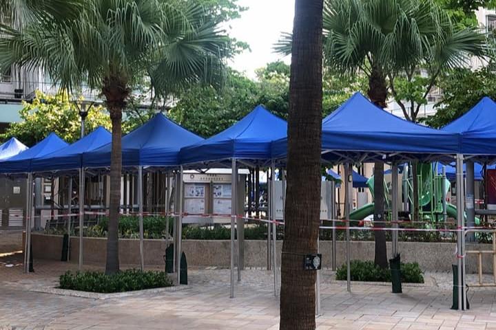 當局圍封祥龍圍邨景祥樓，要求範圍內居民強制檢測。(網民Keung Wing Yip@FB群組「上水人大聯盟」)