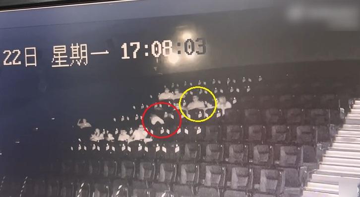 女事主(紅圈)的椅背被男童父親(黃圈)狠踢後，撞向女事主頭部，女事主被撞到上半身向前傾。(互聯網)