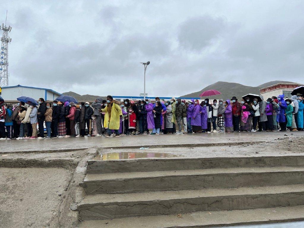 在西藏排隊做核酸的民眾沒有保持安全社交距離。(互聯網)