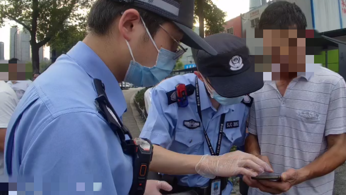 蕭山警方向楊男了解事發經過。(互聯網)