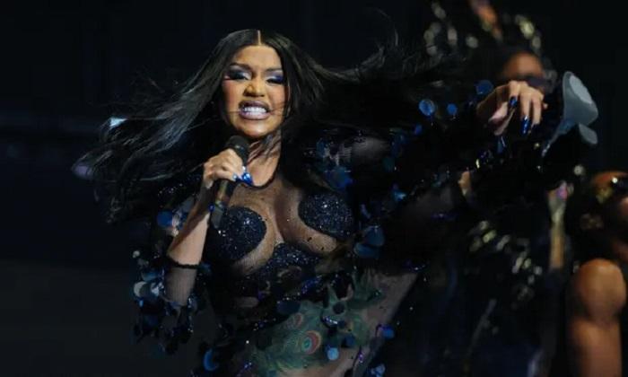 Cardi B失控用咪瘋打粉絲 (有片)