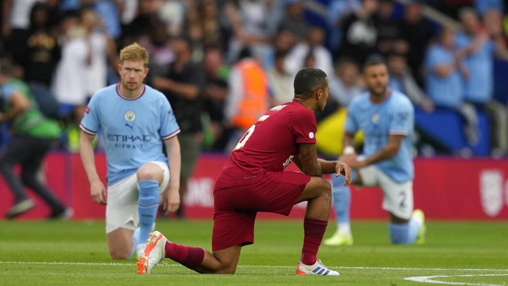 社區盾賽前仍有單膝跪的行動。(美聯社)