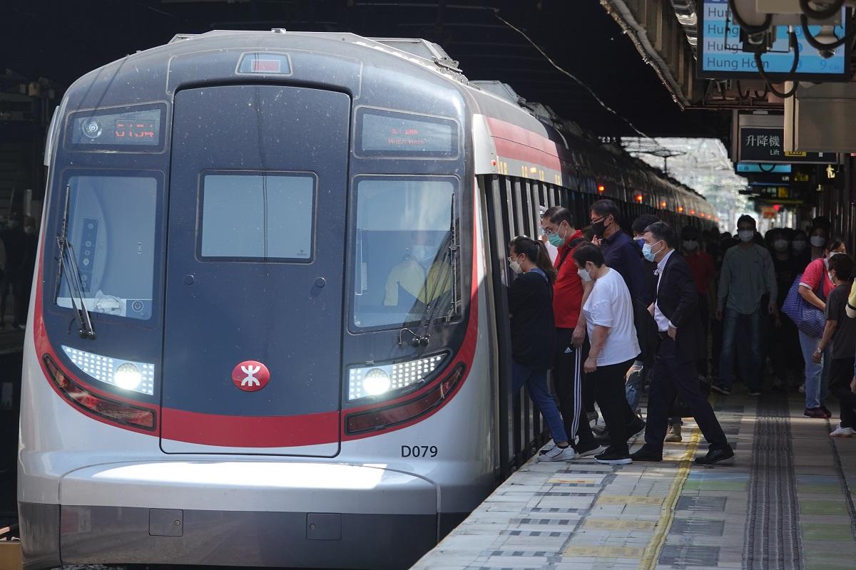 港鐵開學初期會加密早上大部分重鐵網絡的列車班次。(資料圖片／陳奕釗攝)