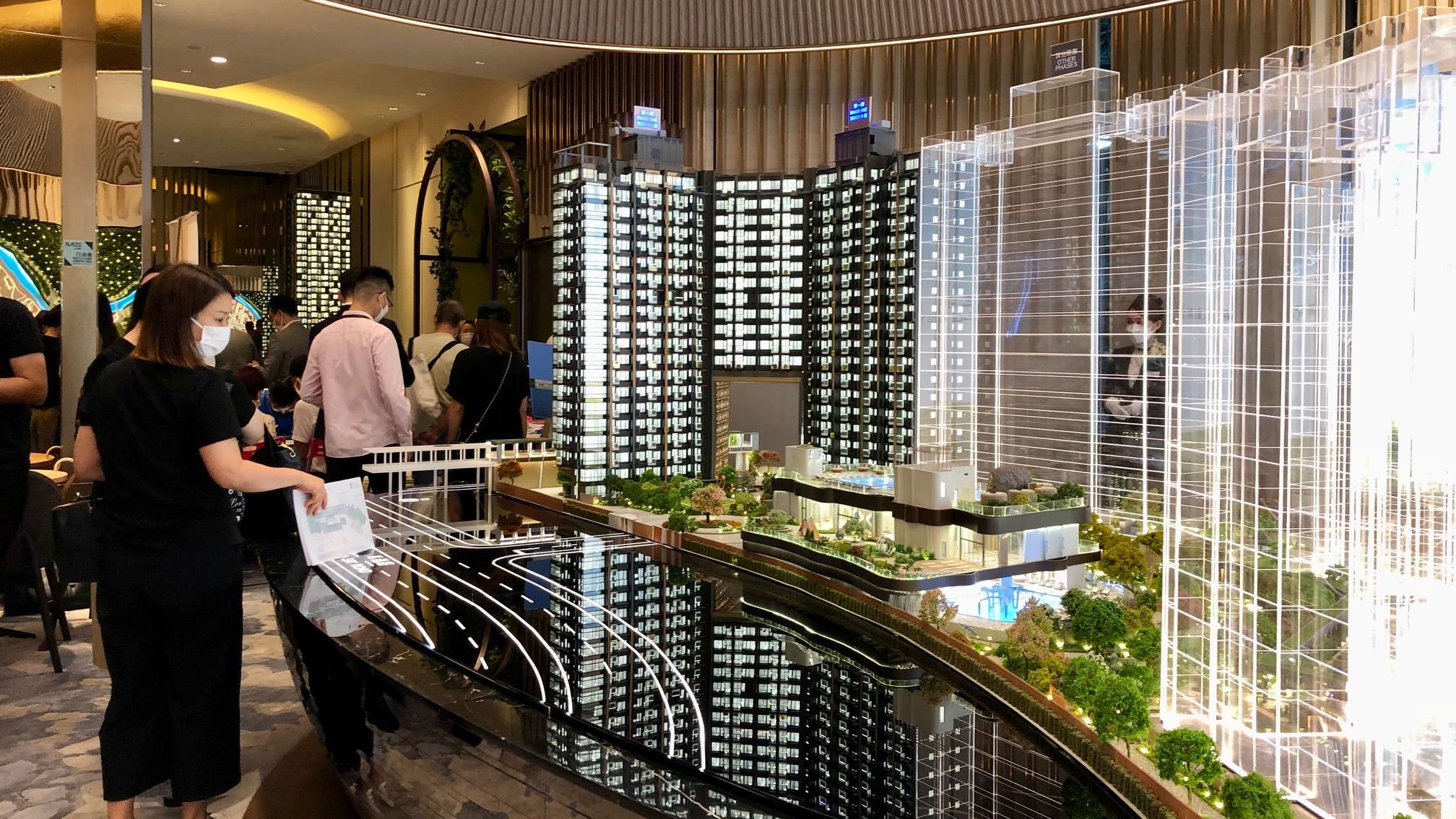 新盤低開，吸引市場購買力，昨日一手市場錄得約668宗成交，屬3年來最旺的周六，部分二手樓業主則減價吸客。(資料圖片)