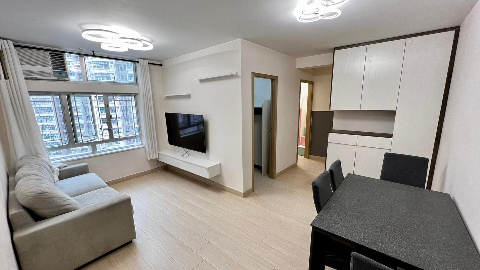 L型開則大廳間隔闊落分明，擺放主要大型傢俬後，仍有不少空間可使用。