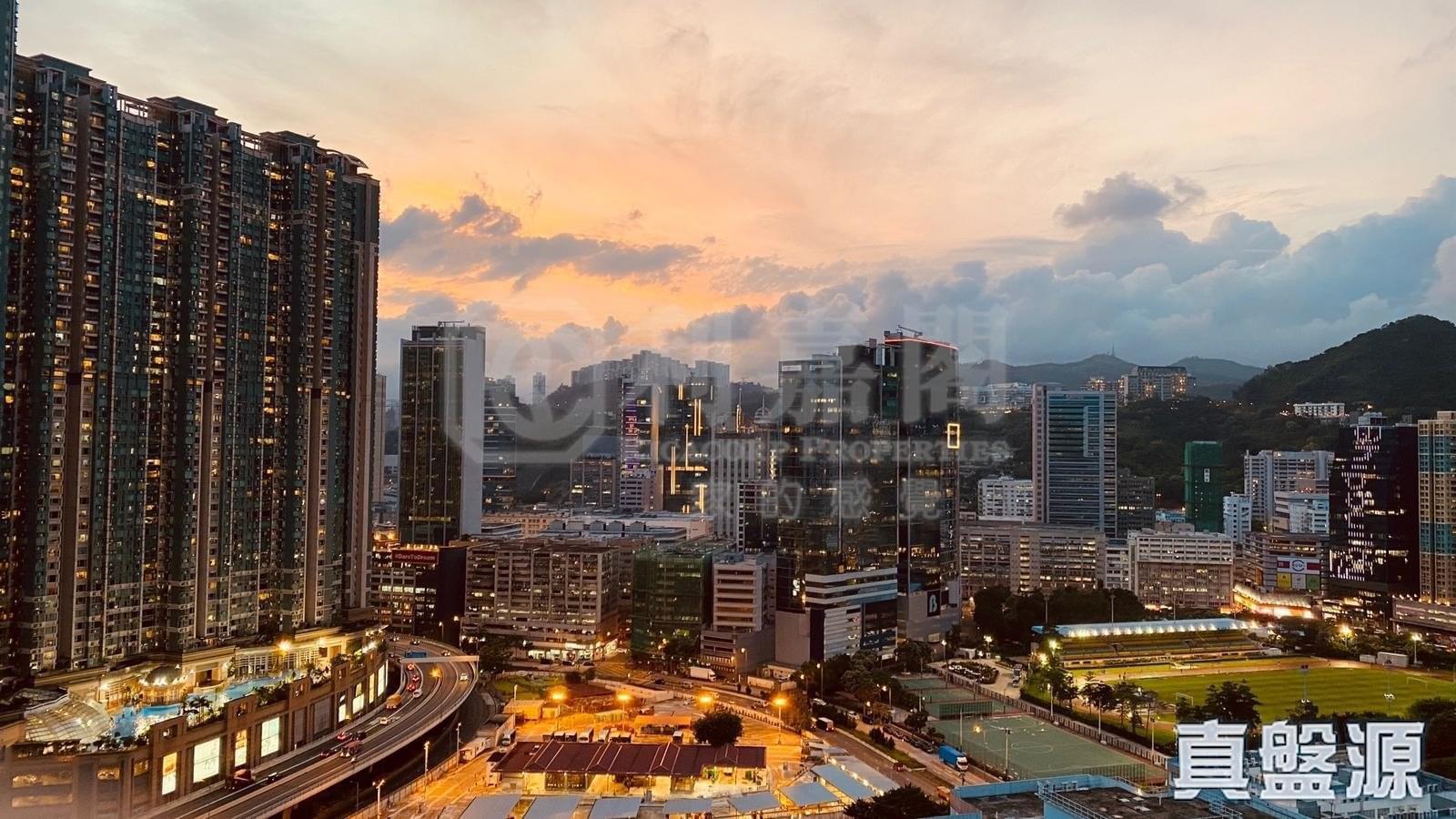 單位外望開揚市景及球場景，黃昏時景觀非常吸引。(代理提供相片)