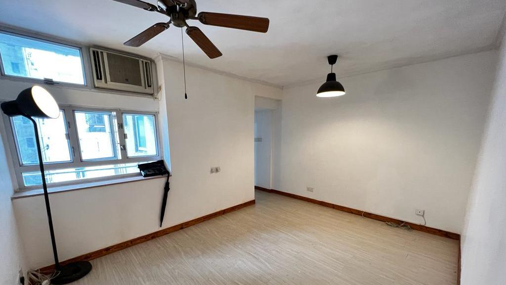 單位地板新淨企理，沒有窗台的設計夠實用。