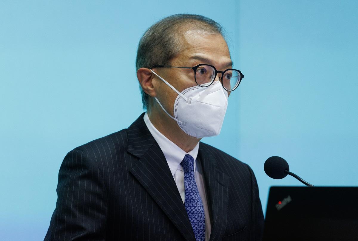 醫務衞生局局長新聞秘書和政務助理今日先後確診，局長盧寵茂核酸檢測呈陰性。(資料圖片／蘇文傑攝)