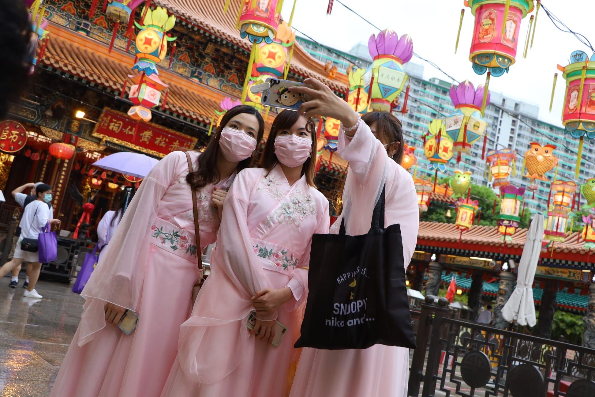 嗇色園, 黃大仙祠, 七姐寶誕. 園遊晚會, 華服