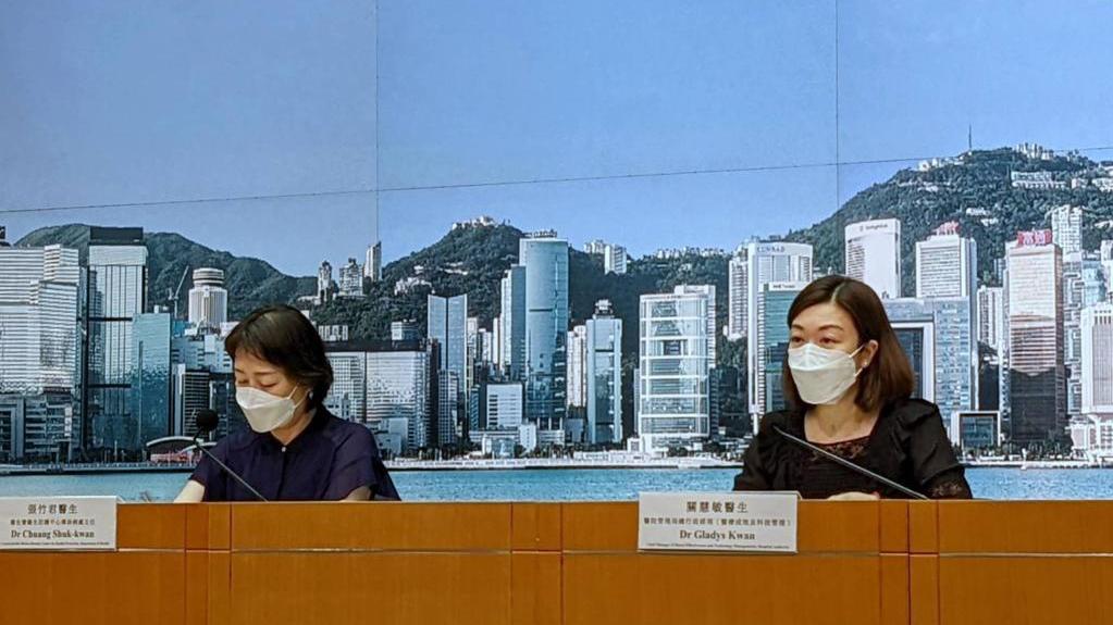 衞生防護中心傳染病處主任張竹君(左)和醫管局總行政經理關慧敏(右)出席新型肺炎疫情記者會。(羅庸軒攝)