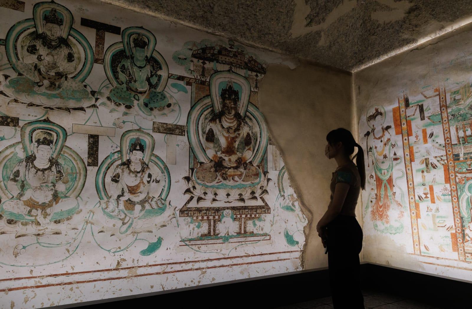 圖示展覽內的複製榆林窟第25窟，重塑洞窟內的中唐時期精美壁畫。