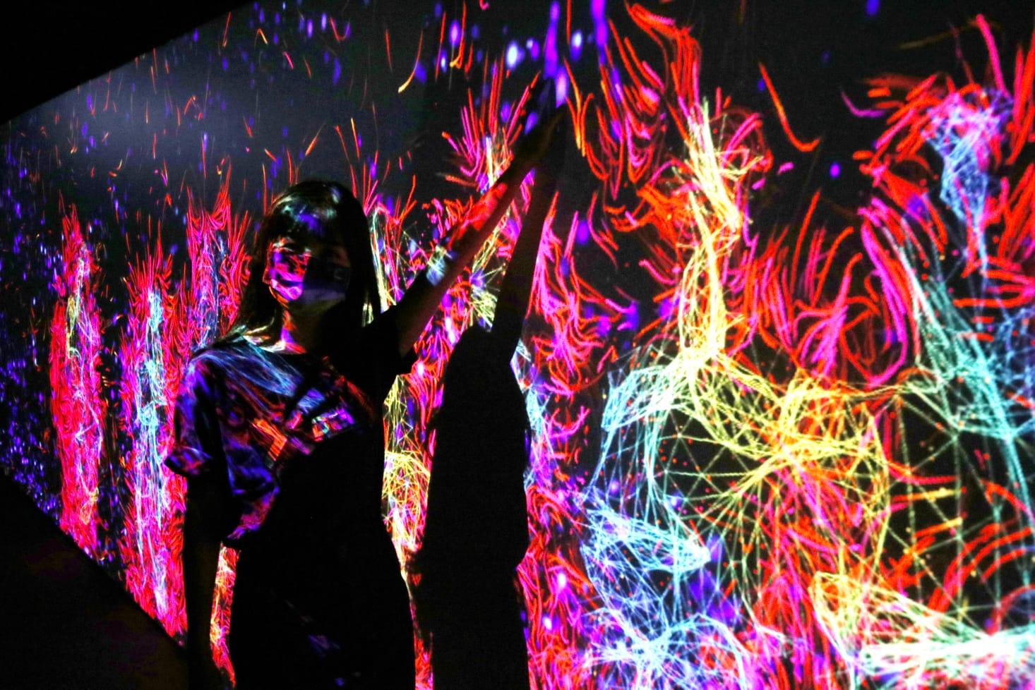 「量子宇宙」的投影會因應觀眾動作改變。(林俊源攝)