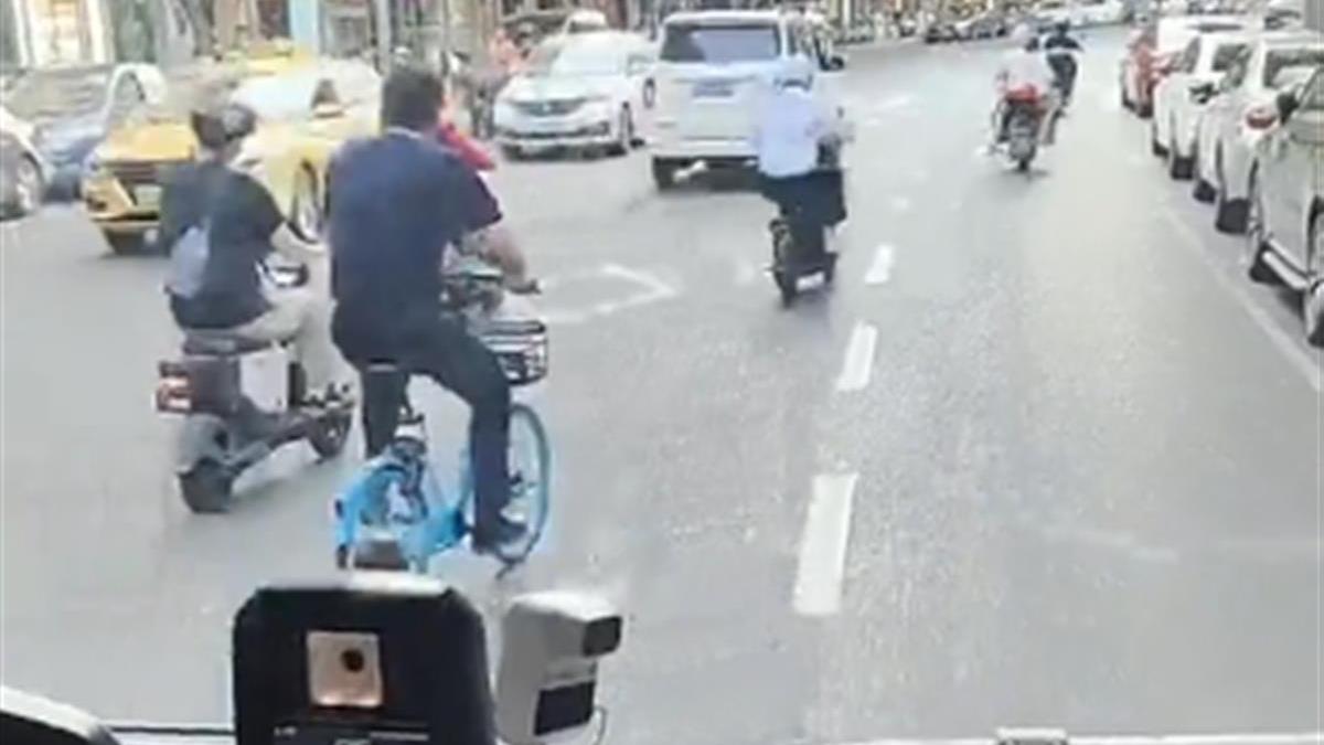 南京巴士龜速行駛，單車不斷爬頭。(互聯網)